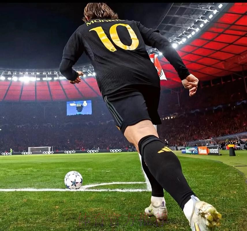 滕卡特:强如魔笛都在皇马做替补 范德贝克应留队